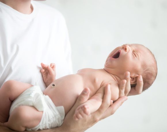 Новорожденный на руках у папы
